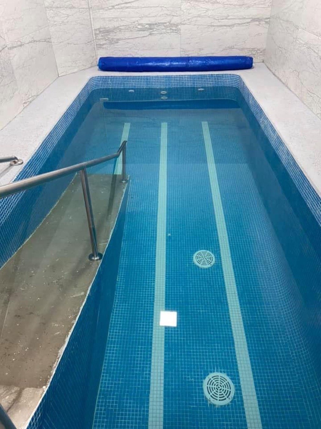 Alberca terapéutica de RehabiliF con barandal