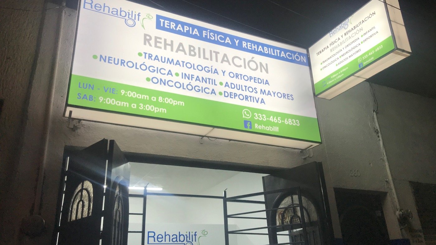Letrero de RehabiliF en la entrada